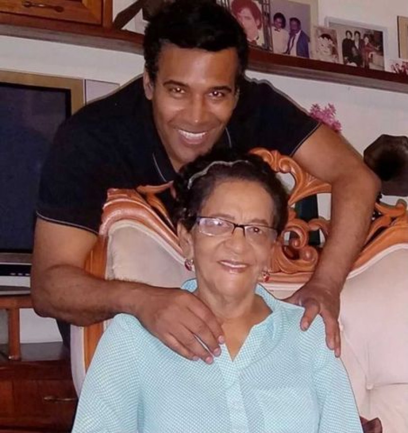 Julio Sabala y su madre, María Amparo de Sabala. Foto: Instagram