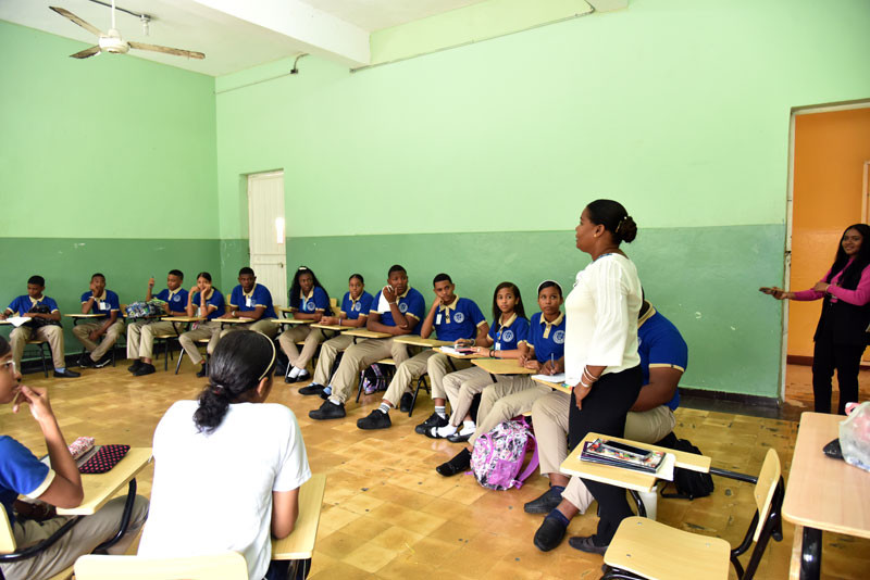 Maestra imparte clase a sus alumnos. Fuente externa.