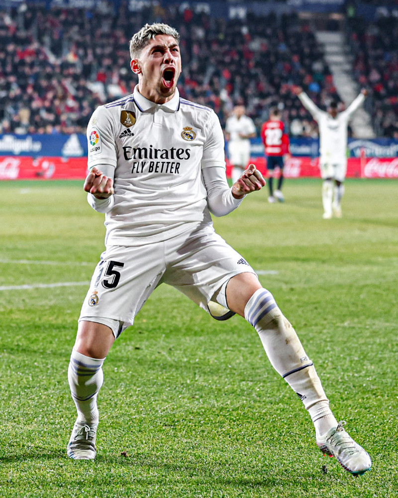 Federico Valverde celebra luego de anotar uno de los dos goles del Real Madrid.