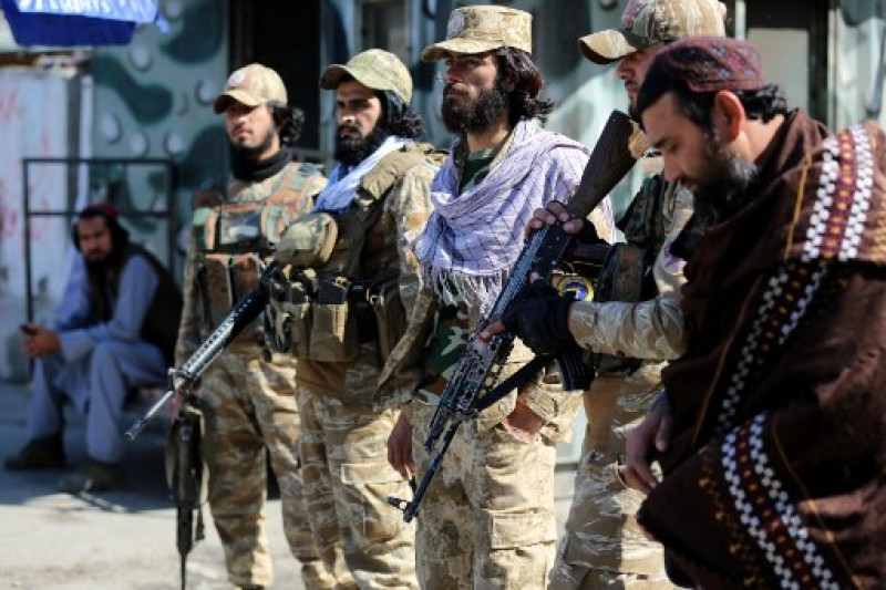 El personal de seguridad talibán hace guardia a lo largo de una carretera después de que estallaran disparos entre las fuerzas fronterizas de Afganistán y Pakistán cerca del cruce fronterizo de Torkham entre Afganistán y Pakistán, en la provincia de Nangarhar, el 20 de febrero de 2023.

Los disparos estallaron entre las fuerzas fronterizas de Afganistán y Pakistán el 20 de febrero después de que las autoridades talibanes cerraran el cruce más transitado del país con su vecino del este, dijeron las autoridades.

Shafiullah KAKAR / AFP