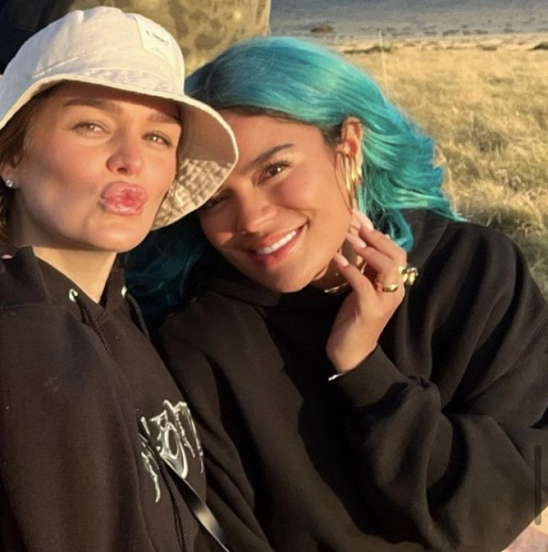 Verónica y Karol G durante viaje a África a finales de julio de 2022. Foto: Instagram