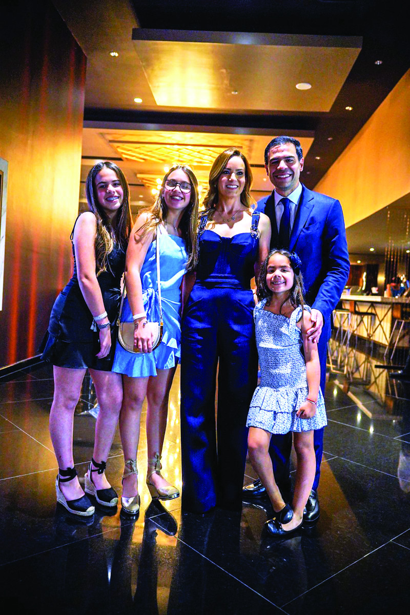 Roberto Ángel junto a su esposa Johanna y sus hijas,  Ximena, Sofía y Miranda.