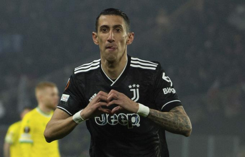 Ángel Di María celebra tras anotar el primer gol de Juventus ante Nantes en el playoff de la Liga Europa.