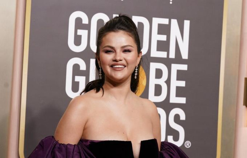 Selena Gómez durante su llegada a los Golden Globe Awards en el hotel Beverly Hilton, en California, el 10 de enero de 2023. (The Associated Press)