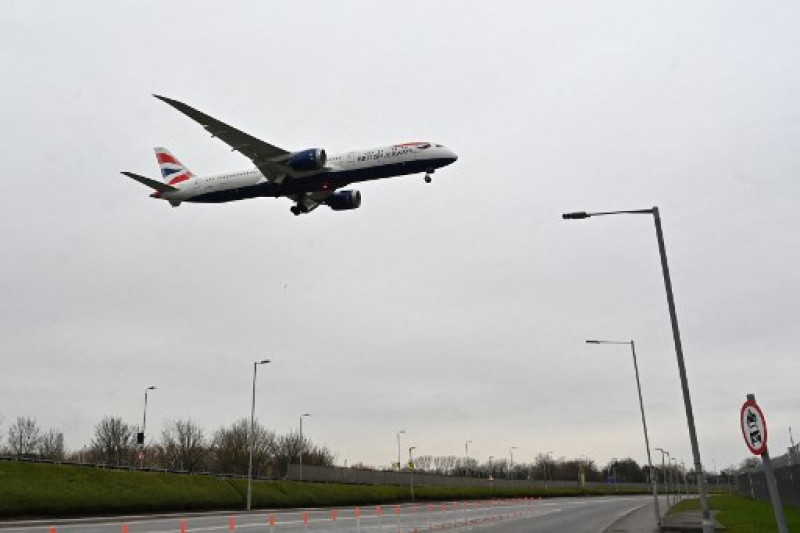 En esta foto de archivo tomada el 14 de febrero de 2021, un avión de pasajeros Boeing 787 Dreamliner de British Airways aterriza en el aeropuerto Heathrow de Londres, en el oeste de Londres. IAG, propietaria de British Airways y la aerolínea española Iberia, anunció el 24 de febrero de 2023 un retorno a las ganancias en 2022 a medida que el sector de la aviación global se reabrió de los bloqueos de Covid. El beneficio neto llegó a 431 millones de euros (457 millones de dólares) el año pasado en comparación con una pérdida después de impuestos de 2.900 millones de euros en 2021, dijo IAG en un comunicado.

JUSTIN TALLIS / AFP