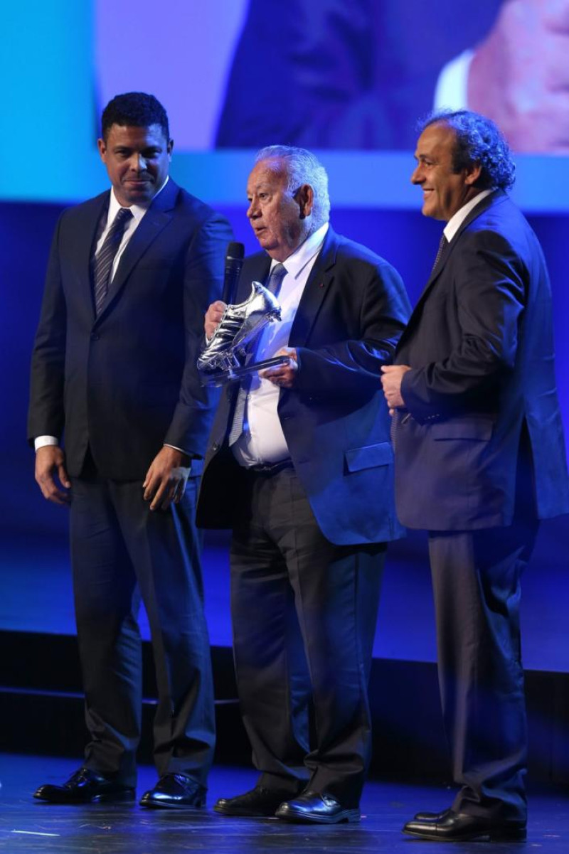 Just Fontaine, al centro, junto a Ronaldo y Michel Platini.