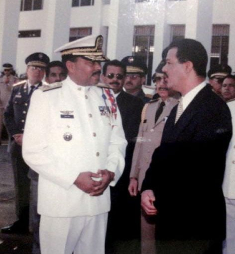 Momento en 1997 en que el presidente Leonel Fernández conversa con el secretario de las FFAA, Rubén Paulino Álvarez.