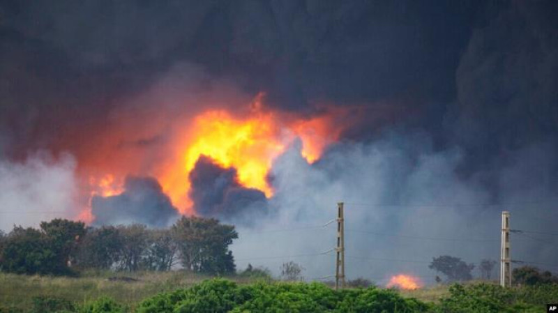 Las llamas y el humo se elevan desde la base de superpetroleros de Matanzas mientras los bomberos trabajan para sofocar el incendio, que comenzó durante una tormenta eléctrica, en Matanzas, Cuba, el 8 de agosto de 2022. AP.