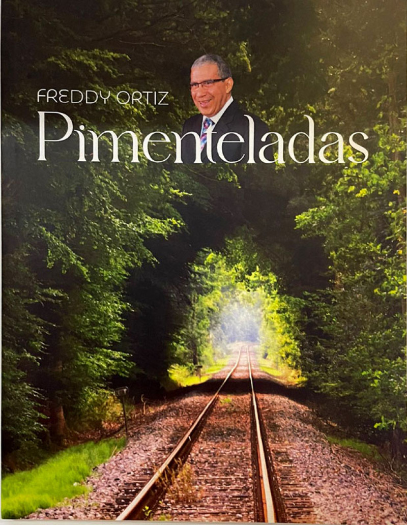 El publicista Freddy Ortiz y la portada de su nuevo libro.
