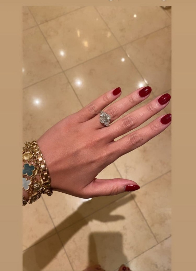Foto copartida por Nicole Fernández, donde muestra su anillo de compromiso.