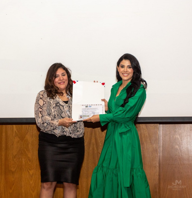 Tania Medina recibe reconocimiento de la mano de Iris Marines Rodríguez, fundadora de Global Women Leaders Conference y Embajadora de Buena Voluntad de IIMSAM. Foto: Fuente externa