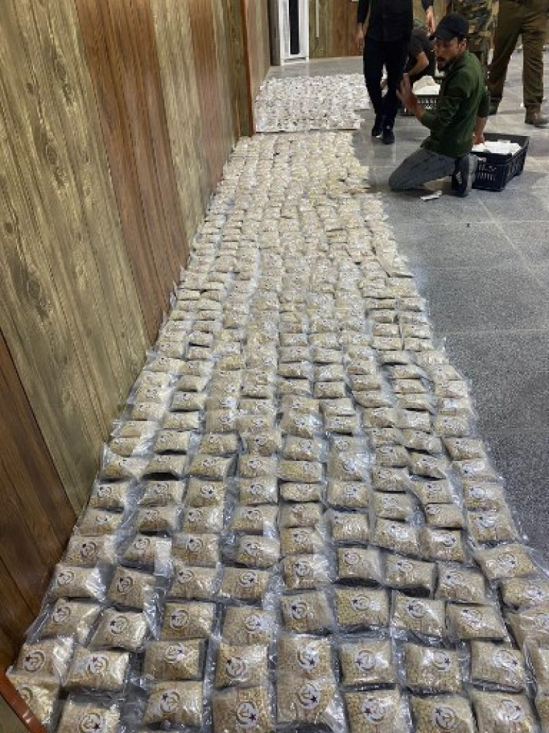Una imagen distribuida por la autoridad fronteriza iraquí el 11 de marzo de 2023 muestra pastillas de captagon incautadas por los iraquíes en el cruce fronterizo de al-Qaim entre Siria e Irak. Las autoridades iraquíes anunciaron que han incautado tres millones de pastillas de captagon, un estimulante de tipo anfetamínico que ha estado arrasando el Medio Oriente durante años, cerca de la frontera con Siria.

Autoridad Fronteriza de Irak / AFP