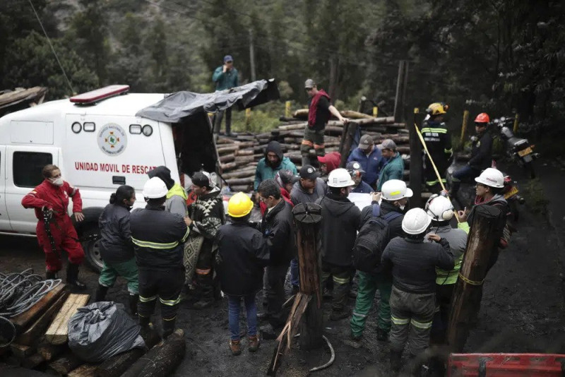 Personal de rescate reunido tras una explosión en una mina de carbón en Sutatausa, en la provincia de Cundinamarca, Colombia, el miércoles 15 de marzo de 2023. El jueves 16 de marzo, las autoridades colombianas anunciaron que el número de fallecidos ascendió a 21 y declaró concluidas las labores de búsqueda y rescate. (Foto AP/Iván Valencia)