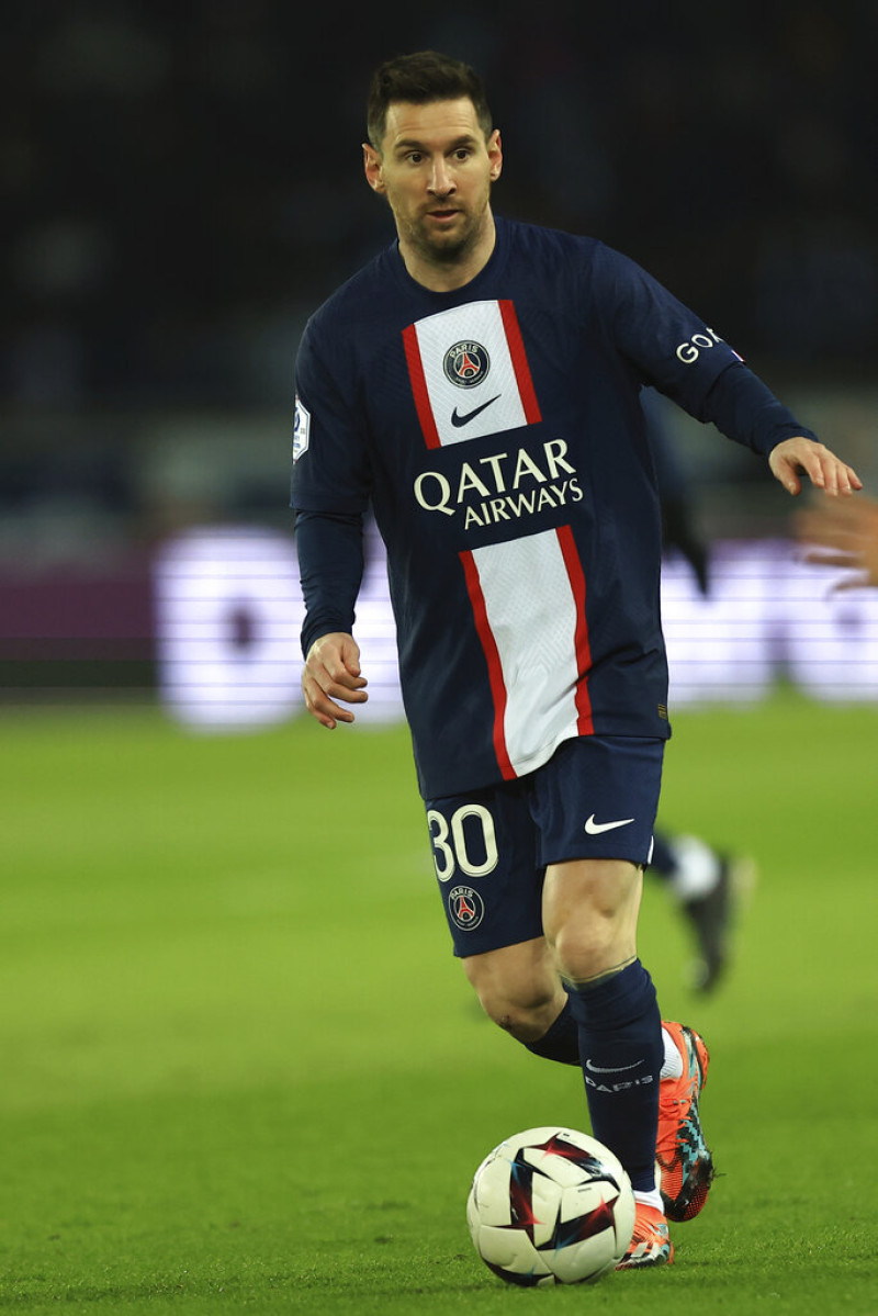Lionel Messi del PSG controla el balón durante el partido de fútbol de la Liga Uno de Francia entre Paris Saint-Germain y Nantes en el Parc des Princes de París, el sábado 4 de marzo de 2023. (Foto AP/Aurelien Morissard)