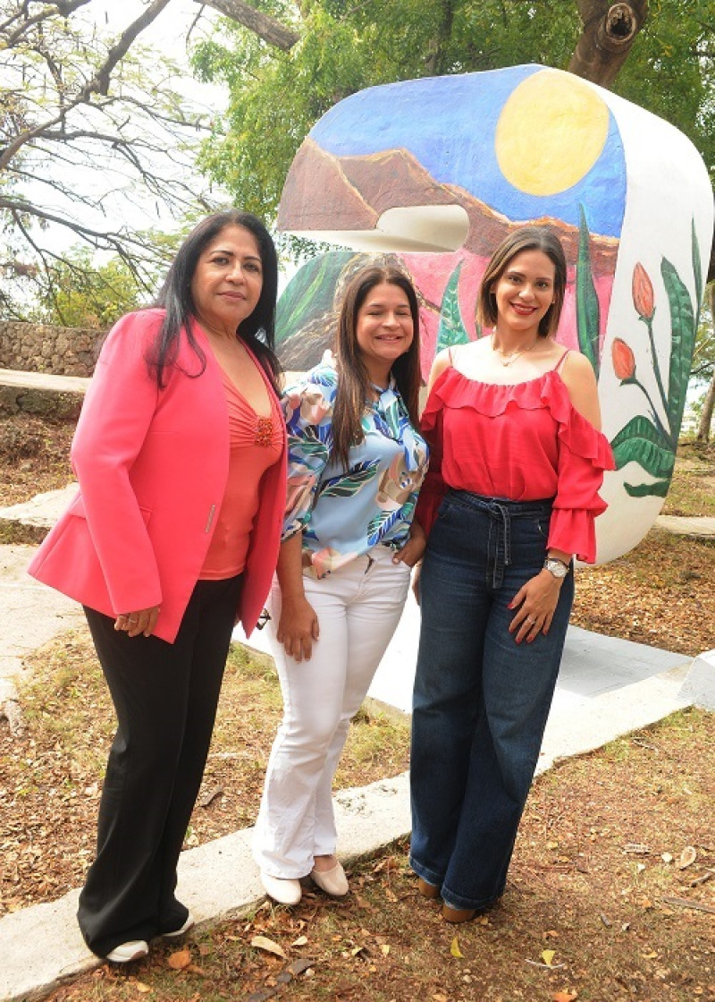 Elsa Gómez, Marie Cris Farías y Dilia Vicini.