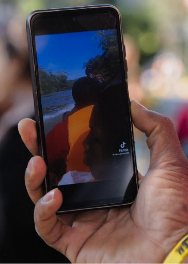 Un usuario migrante de TikTok revisa los consejos de otros migrantes en la aplicación antes de ir a la frontera de EE. UU.. AFP