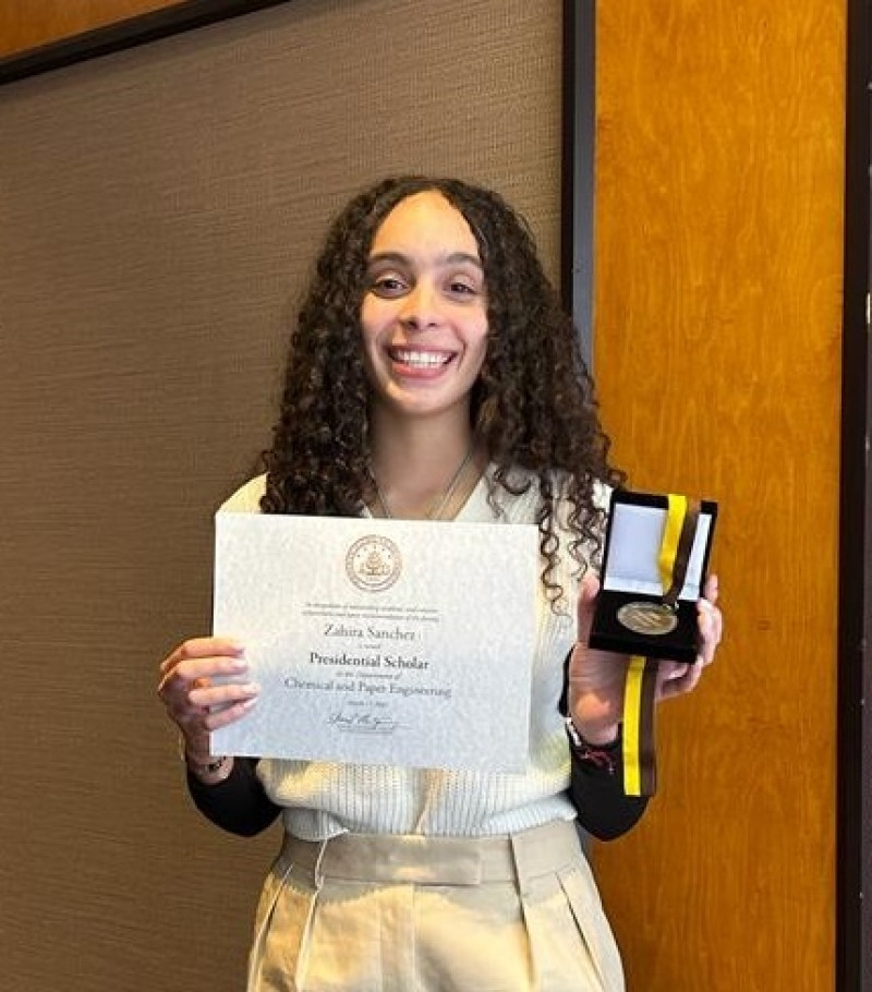 Zahira Sánchez Genao muestra el reconocimiento “Presidential Scholar” otorgado por la Universidad de Western Michigan.