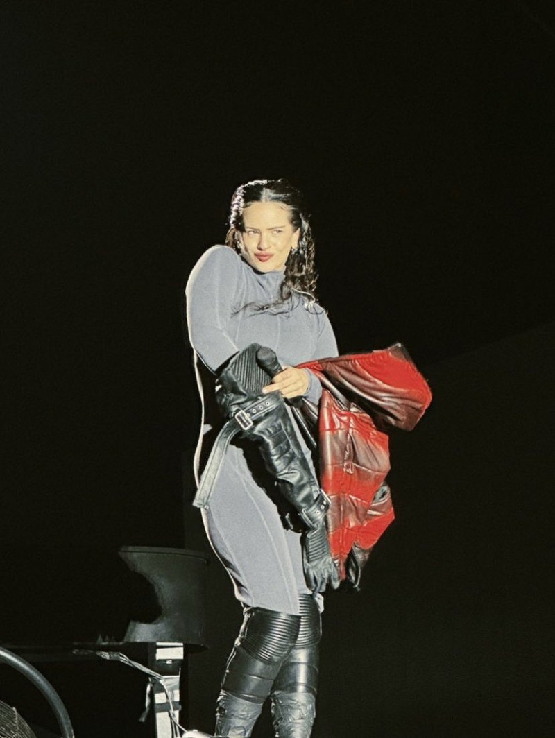 Rosalìa durante su show en la segunda jornada de fiesta del Festival Estéreo Picnic (FEP), en Bogotá, la noche del viernes.