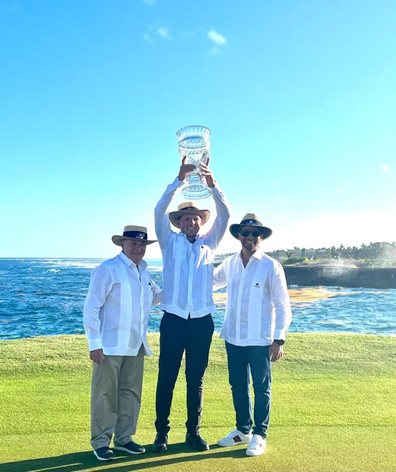 El campeón Matt Wallace levanta el trofeo de campeón. A su izquierda, Don Frank Rainieri, fundador y Chairman of the Board del Grupo Puntacana, y Frank Elías Rainieri, presidente y CEO del Grupo Puntacana.
