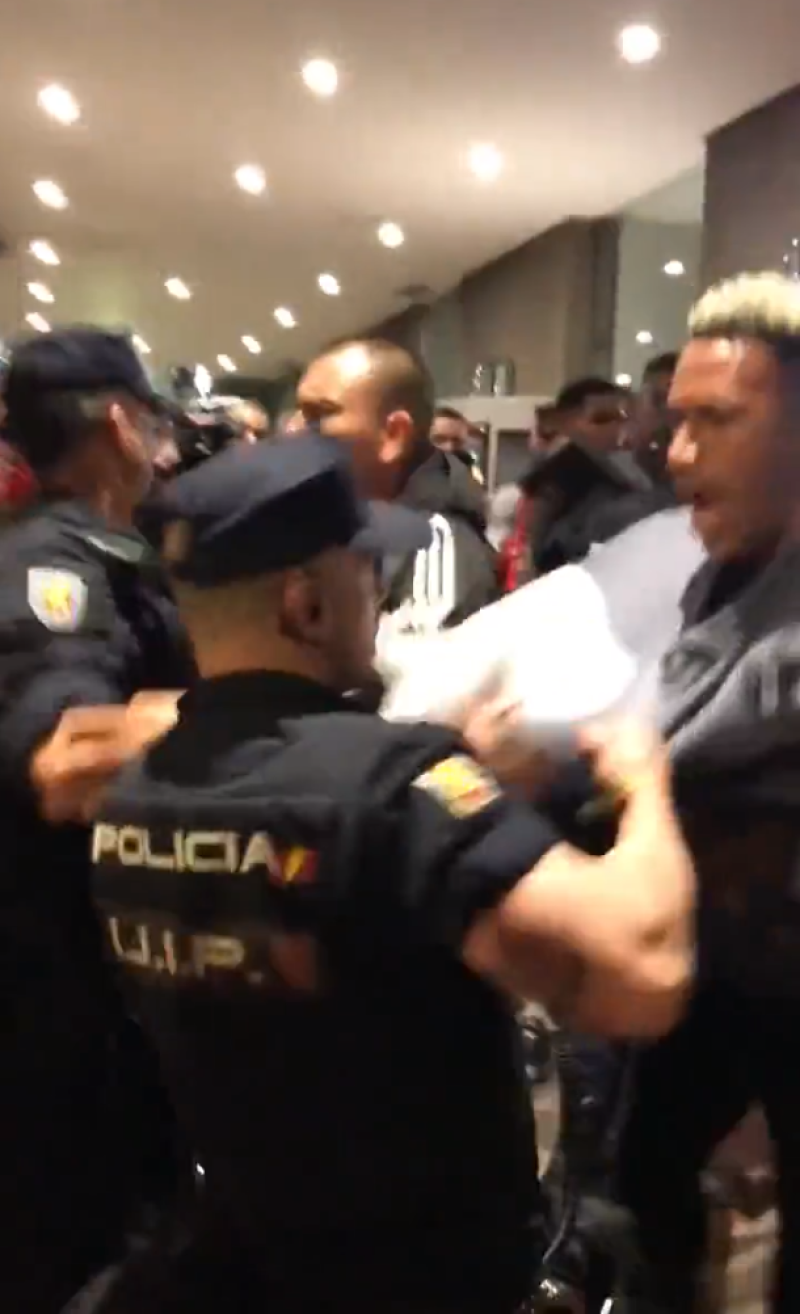 Altercado entre la selección de Perú y los policías madrileños. Captura de video