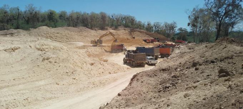 Restan aproximadamente dos kilómetros más de extracción y relleno para la construcción del muro fronterizo en la parte cercana a Monte Cristi.