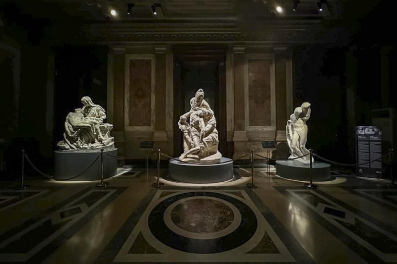 La exposición está instalada en la entrada de la Pinacoteca Vaticana y permitirá a los visitantes "admirar la extraordinaria plástica de Buonarroti a través de los tres calcos de yeso realizados entre los siglos XIX y XX. EFE/Museos Vaticanos