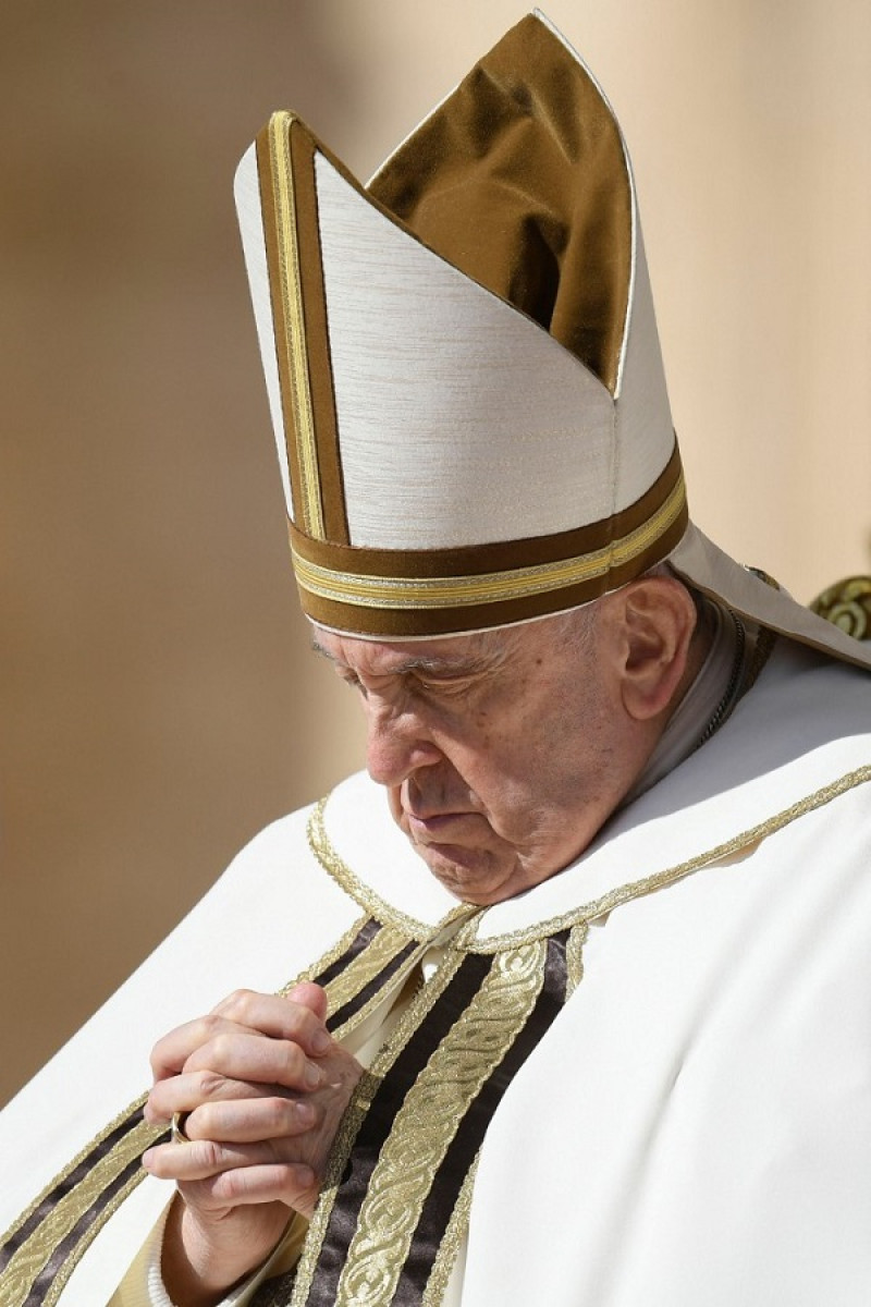 Foto de AFP. El papa Francisco presidiendo la misa del domingo de Pascua en la plaza de San Pedro en el Vaticano.