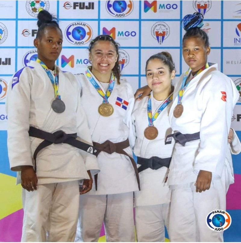 Esmeralda Damiano  Guerrero junto a las demás medallistas de su categoría.