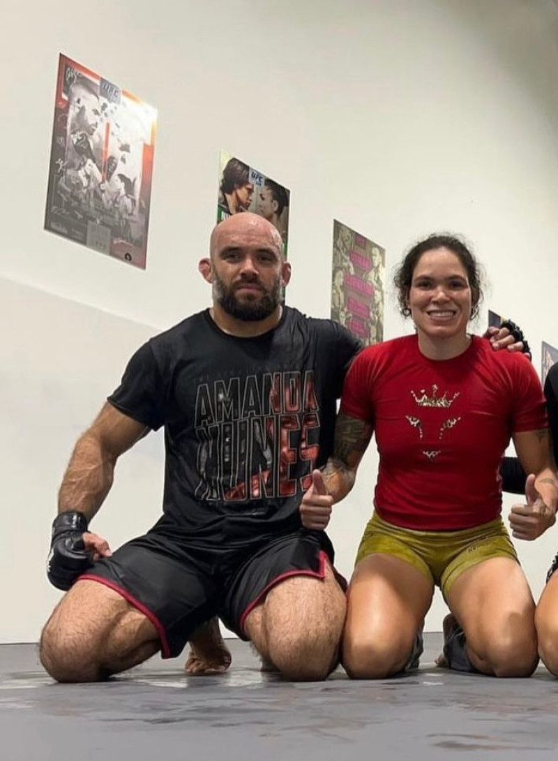 Bruno Santos junto a su compañera de equipo Amanda Nuñez, doble campeona de la UFC.