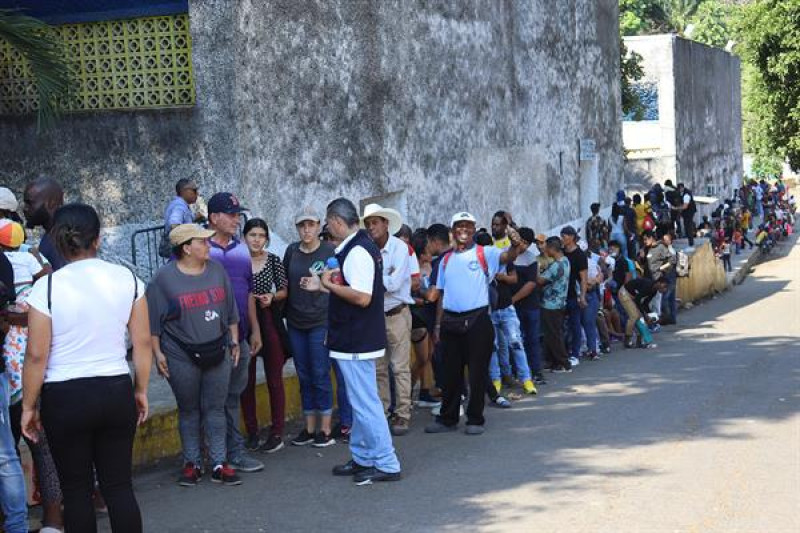 Cientos de migrantes de diversas nacionalidades hacen largas filas para realizar tramites migratorios hoy, en la ciudad de Tapachula en Chiapas (México).
Foto: EFE/Juan Manuel Blanco