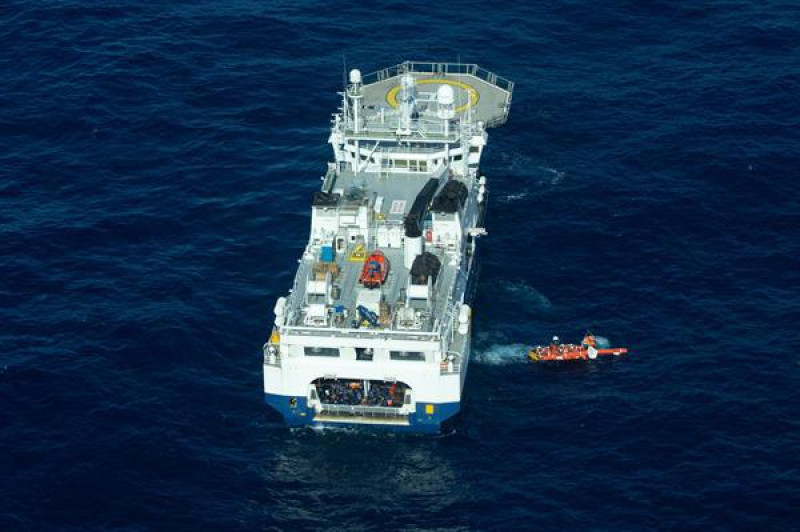 Barco con con migrantes / EFE