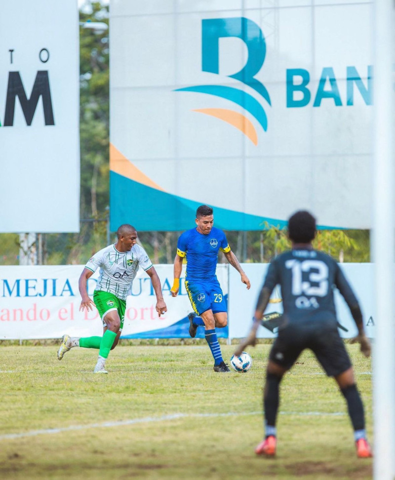 Momento de acción en el partido entre el Atlántico FC y Jarabacoa FC en la Liga Dominicana de Fútbol.