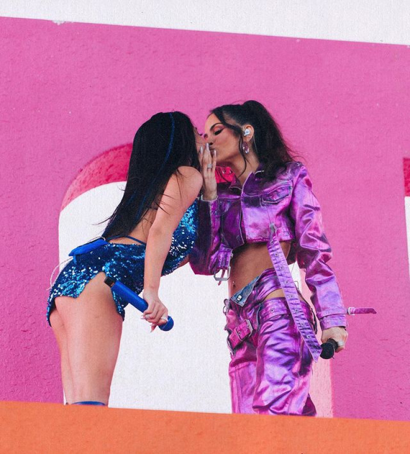 Becky G y Natti Natasha se besan en Coachella. Foto: Instagram