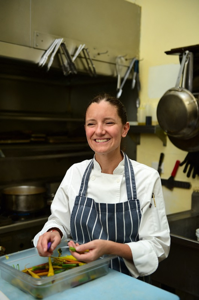 En esta foto de archivo tomada el 1 de agosto de 2014, la chef mexicana Elena Reygadas sonríe durante una entrevista en su restaurante "Rosetta" en la Ciudad de México. La chef mexicana Elena Reygadas ha sido votada como la mejor chef femenina de 2023 por el grupo "50 Best", una de las principales listas gastronómicas del mundo. Ronaldo Schemidt / AFP