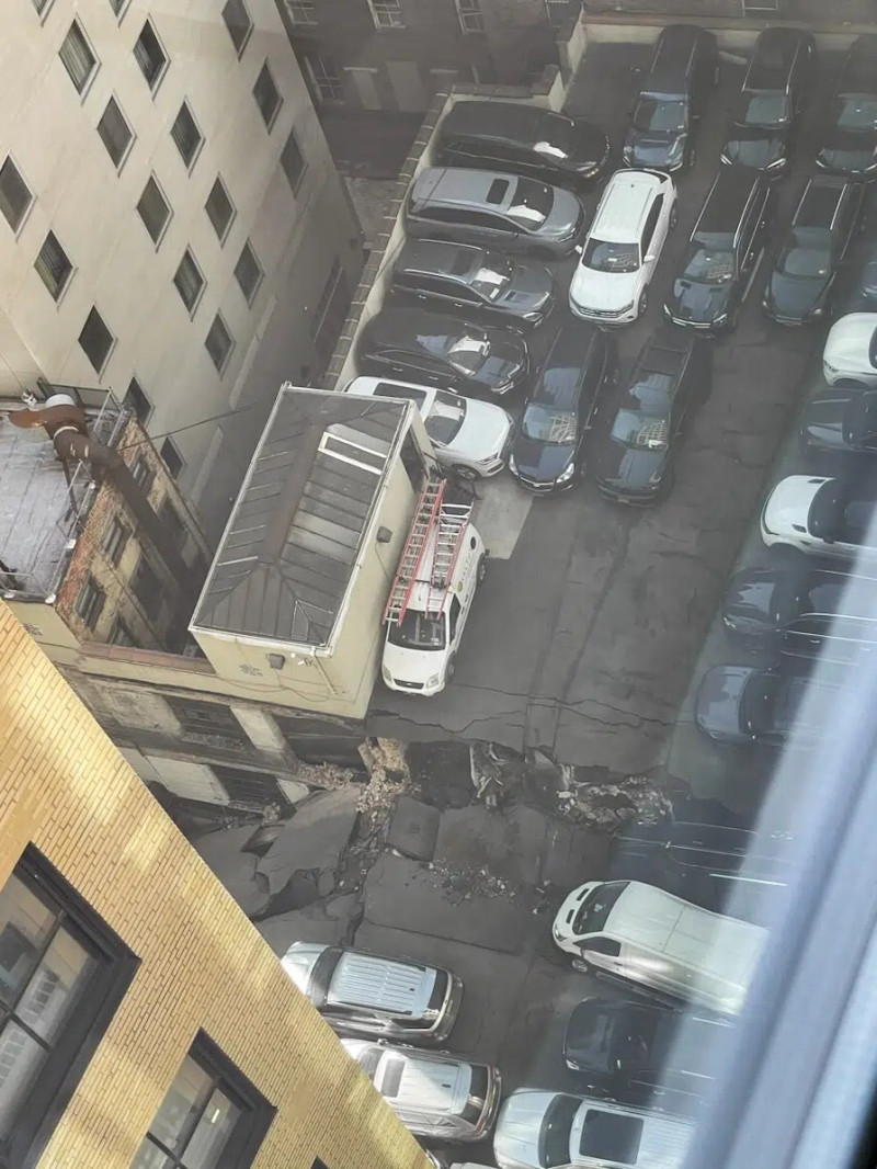El video de un transeúnte mostró autos colgando precariamente de un piso superior torcido del edificio de tres pisos
