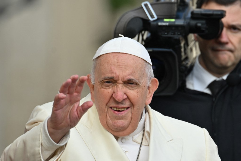 El Papa Francisco saluda cuando llega a la audiencia general semanal el 19 de abril de 2023 en la plaza de San Pedro en el Vaticano.
Foto: Filippo Monteforte/ AFP