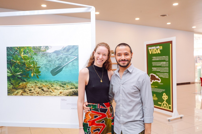 Ariel Contreras y Andrea González del Rey en una exposición de manglares.  LiveViewRD