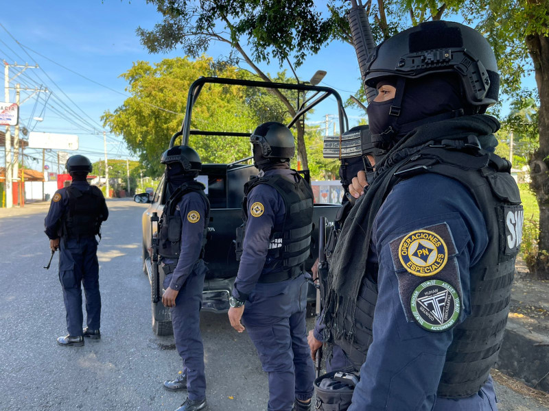 Fuerzas policiales alertas en una calle de San Francisco de Macorís