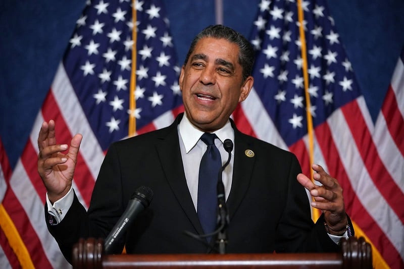 El senador Adriano Espaillat aseveró que será retirada la alerta emitida por Estados Unidos, a los ciudadanos de ese país de piel oscura con intenciones de visitar República Dominicana en noviembre de 2022. Foto: Fuente externa.