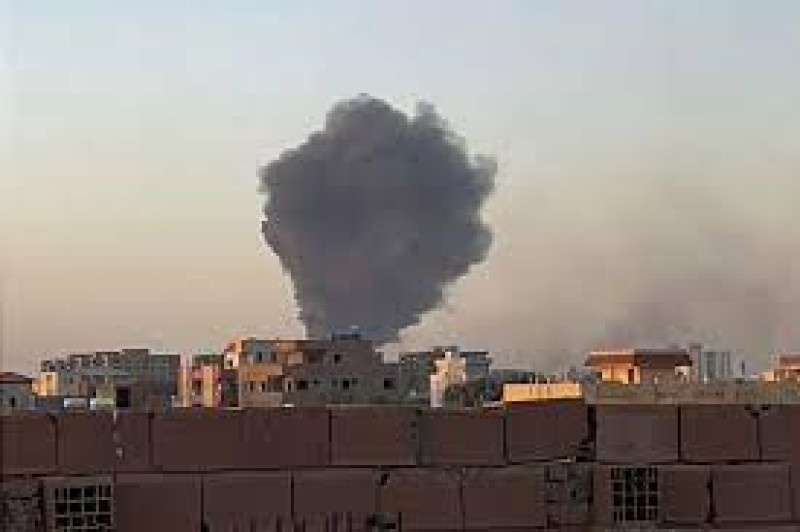 En esta fotografía proporcionada por Maheen S, humo se eleva en el cielo de Jartum, Sudán, cerca del Hospital Internacional Doha, el viernes 21 de abril de 2023. AP.