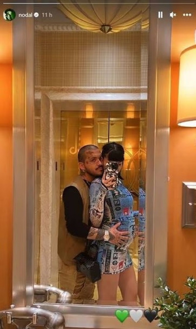 Christian Nodal en su cuenta de Instagram, a através de un estado, posteó una foto con ambas manos su pancita de Cazzu. Ella luce un vestido pegado y estampado, lo que resalta su baby bum.