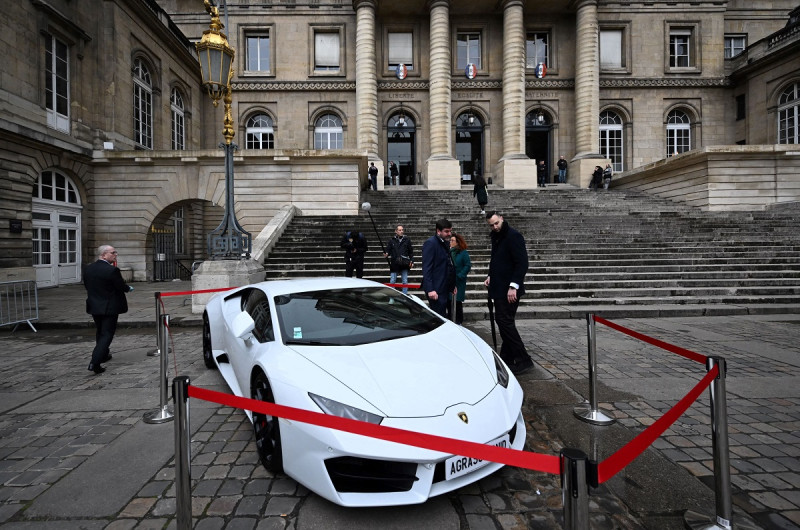 Un automóvil Lamborghini se exhibe durante una subasta de artículos incautados por los tribunales en casos de tráfico de drogas, en el Tribunal de Apelación de París, el 25 de abril de 2023.