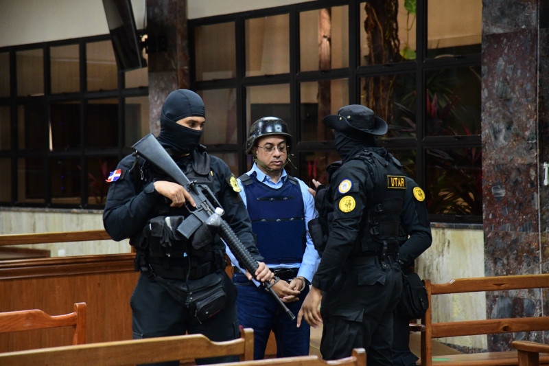 Fausto Miguel Cruz de la Mota es custodiado por agentes en audiencia