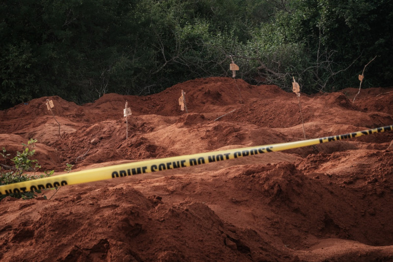 Los agujeros excavados se ven después de exhumar cuerpos en el sitio de la fosa común en Shakahola, en las afueras de la ciudad costera de Malindi, el 25 de abril de 2023.