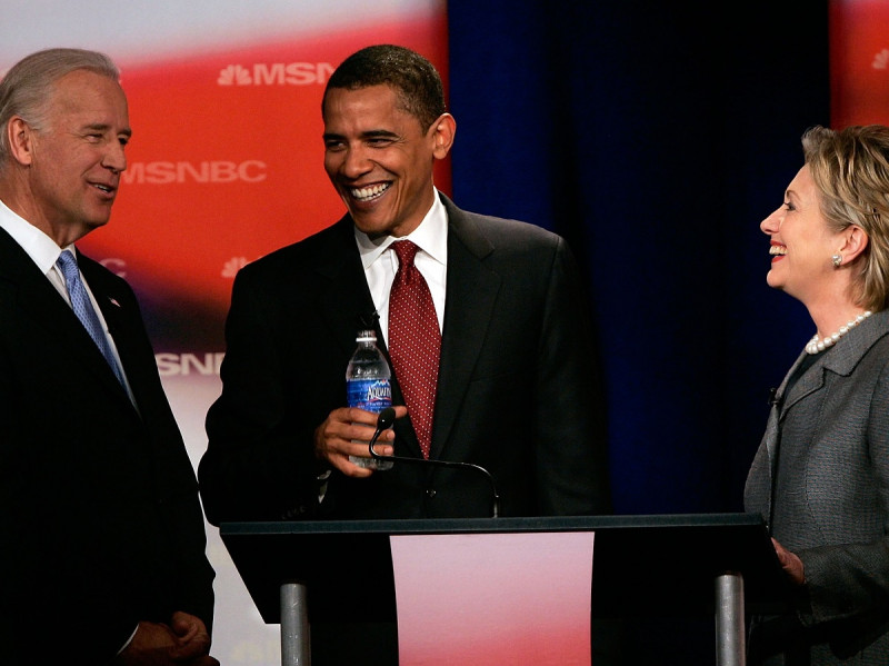 El expresidente Barack Obama y la exsecretaria de Estado Hillary Clinton compartiendo con Joe Biden.
