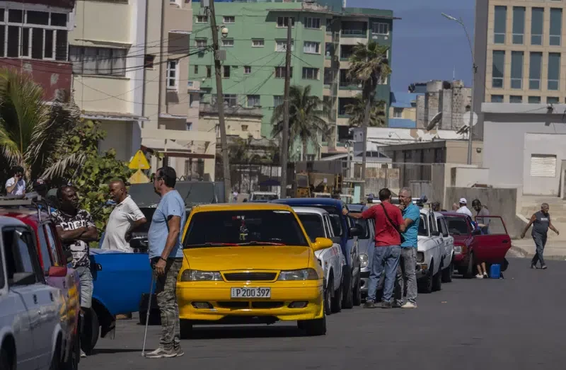 La gente hace fila para cargar combustible en una gasolinera abierta en La Habana, Cuba, el martes 18 de abril de 2023.