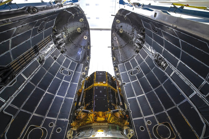 Esta foto sin fecha publicada por la firma japonesa ispace el 25 de abril de 2023 muestra el módulo de aterrizaje Hakuto-R Mission 1 almacenado en el carenado del cohete Falcon 9 de SpaceX en un lugar desconocido.