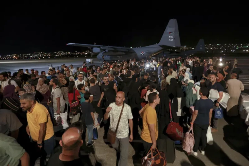 Jordanos evacuados desde Sudán a su llegada a un aeropuerto militar en Amán, Jordania, el 24 de abril de 2023.