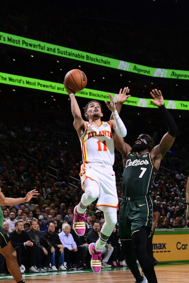 Trae Young, de los Hawks de Atlanta, busca un canasto sobre la defensa de Jaylen Brown, de los Celtics, en el partido del martes en primera ronda de los playoffs de la NBA.