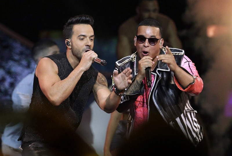 Luis Fonsi y Daddy Yankee interpretan "Despacito"en la ceremonia de los Premios Billboard Latinos DE 2017.